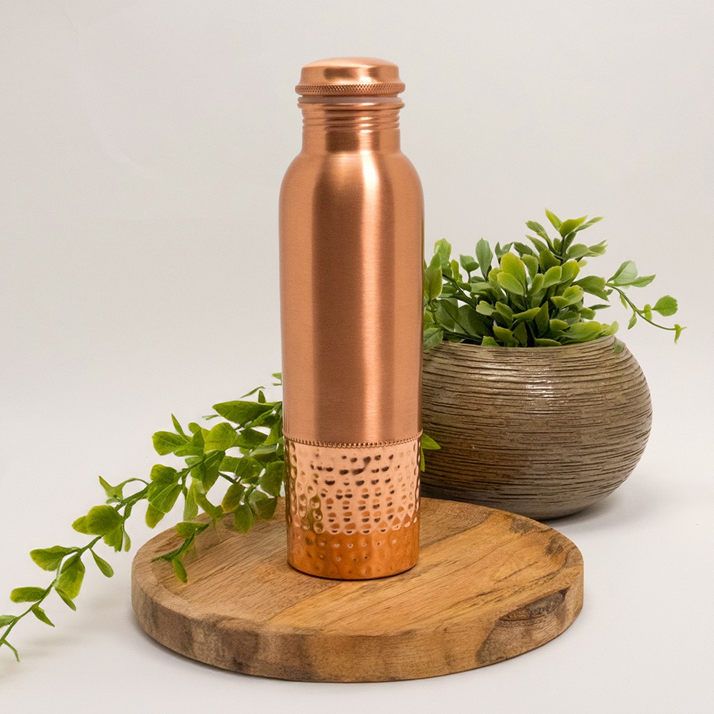 Koperen waterfles gehamerde rand onder - 950 ml - in luxe geschenkverpakking